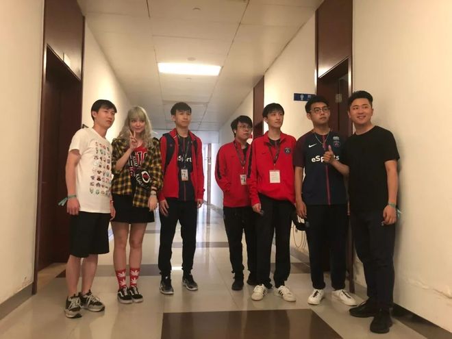 Team WE 正式发布了人员变动公告： Tianzhen 玩家断线